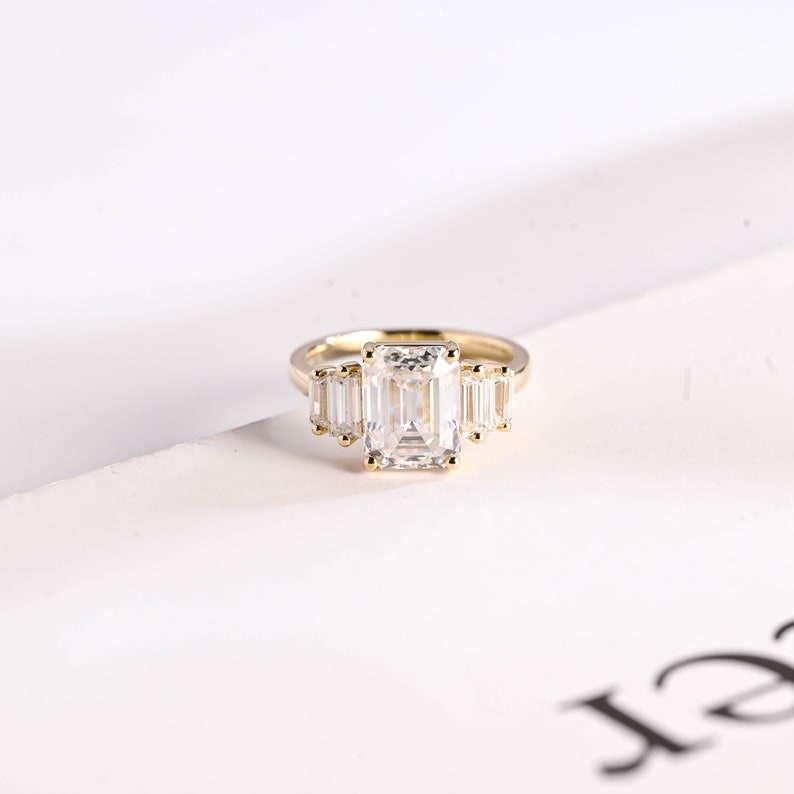 Stunning 1.0 - 2.0 CT Emerald Moissanite Engagement Ring With Cluster Design 1